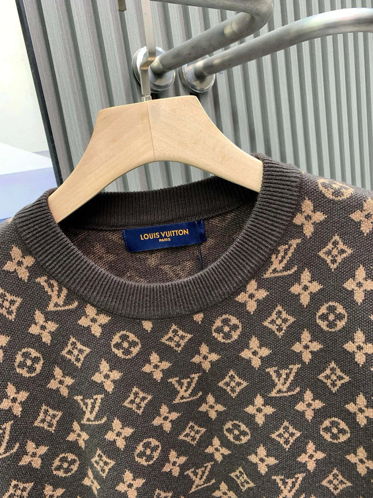 🅿️360 🀄️ Louis Vuitton SS25 new autumn products LOUIS VUITTON Louis Vuitton Logo intarsia round neck long-sleeved sweater Color-set dyed wool blended cotton yarn High weight and high density Super high quality The wool is soft, delicate and skin-friendly. It feels soft and silky. The hand feel is not ordinary. All color-set dyeing high weight cotton yarn ensures no color difference and adopts four-hole knitting method. Tight and textured, durable and non-deforming, not prone to pilling. It has a soft and warm comfort. It doesn’t stick to the body when worn alone. It’s absolutely perfect. Classic presbyopia elements. Three-dimensional heavy jacquard craftsmanship on the sleeves. It’s absolutely amazing. It can be all produced on imported looms. The details are clearly visible. The details are full. The details are mastered. Challenge the market currency. Not afraid of random comparisons. The upper body effect is very good. No matter how you match it, it looks high-end and elegant. The sense of luxury is so versatile. A must-have for both men and women🉑️